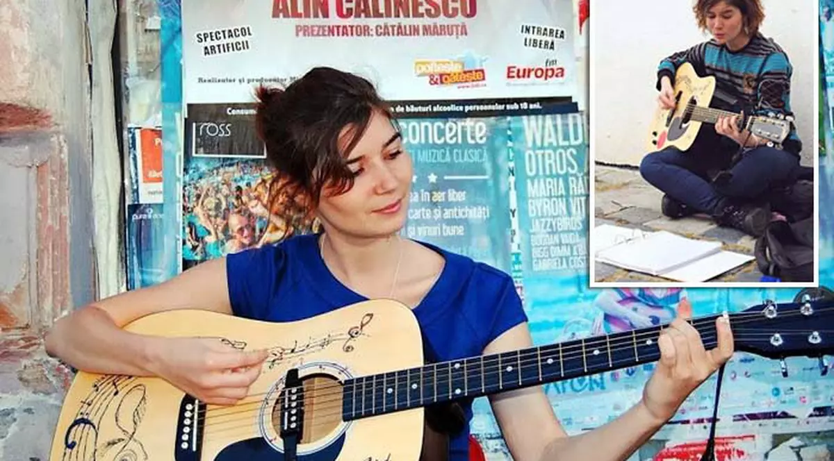 Ioana Butnăraşu, tânăra din Oradea care cântă la chitară cu autorizație. Preferă străzile pentru că se simte liberă