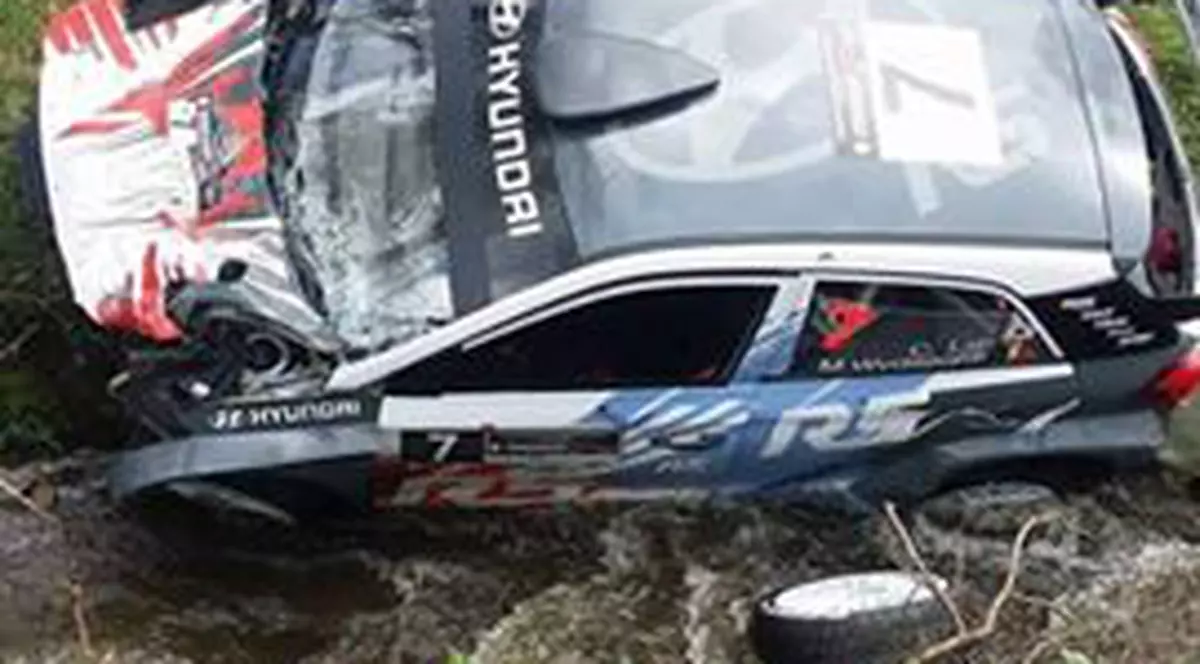 Accident groaznic la BT Transilvania Rally. Un pilot sud-coreean a ajuns într-un râu în Valea Fericirii, de unde a fost scos inconștient. Și Florin Tincescu a avut probleme