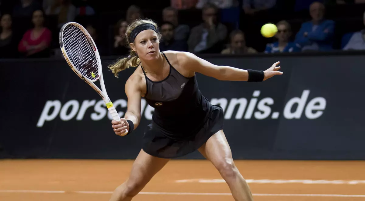 Laura Siegemund, încercând să returneze o minge în timpul meciului cu Simona Halep din semifinalele turneului de la Stuttgart. (FOTO: HEPTA)