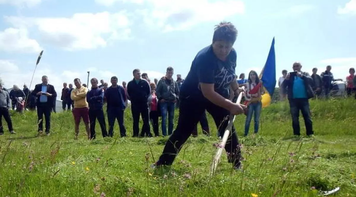 Maria Morar e campioană europeană la cosit iarba pentru a doua oară. Femeia din Bihor a cosit și repede și bine