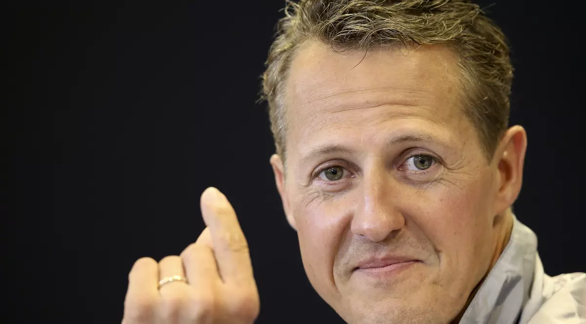 Michael Schumacher, zâmbind în timpul unei conferințe de presă. (FOTO: EPA)