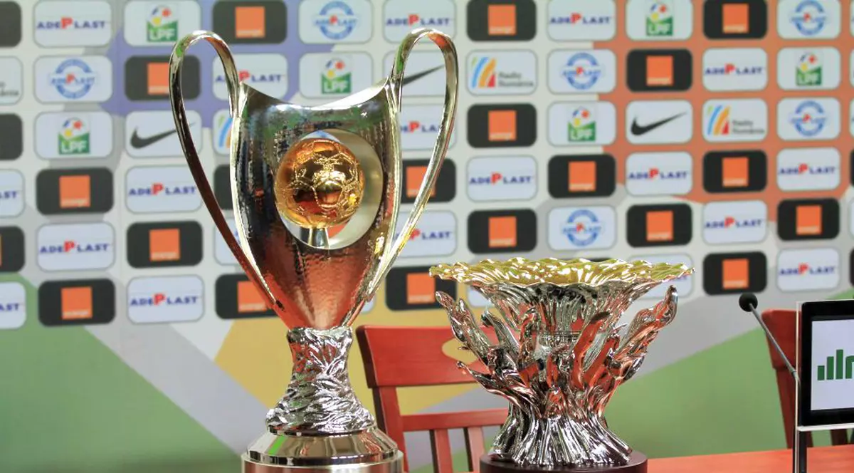 câte un trofeu de campioană la toate cele trei finale