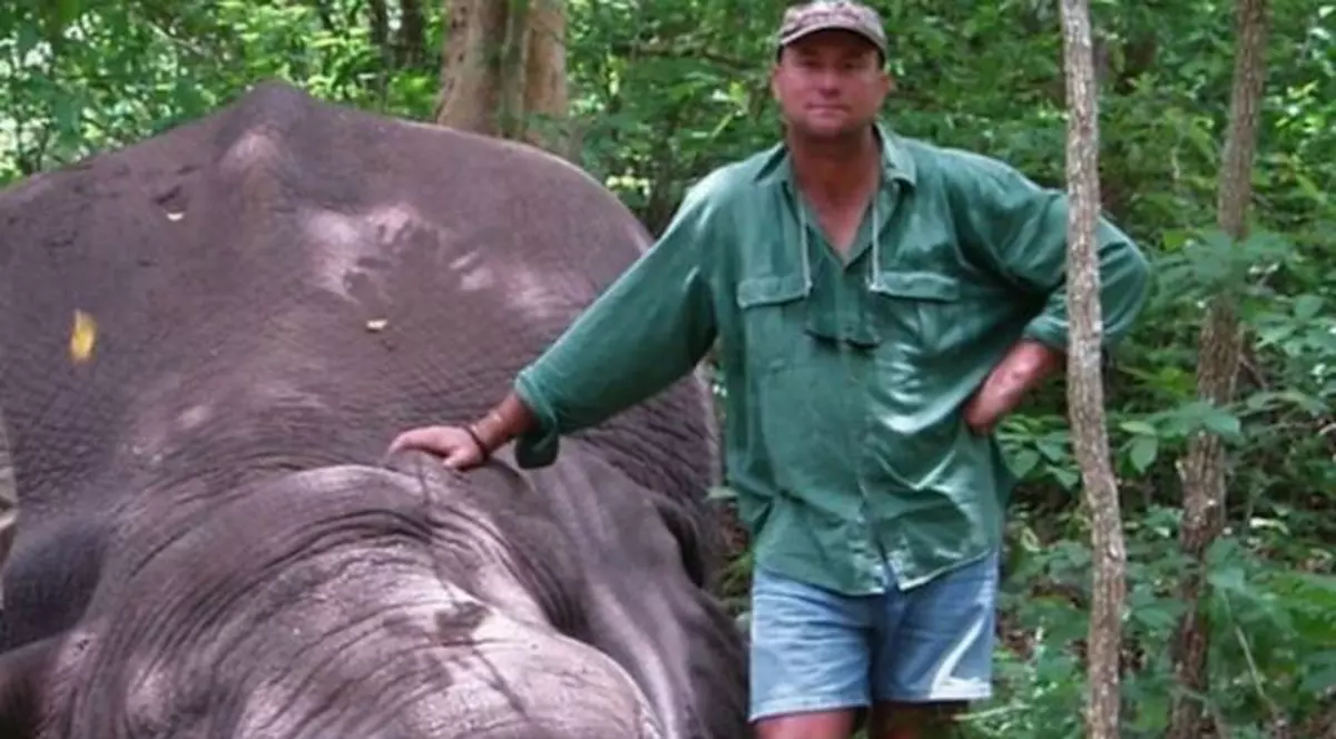 Un vânător a murit după ce elefantul a căzut peste el