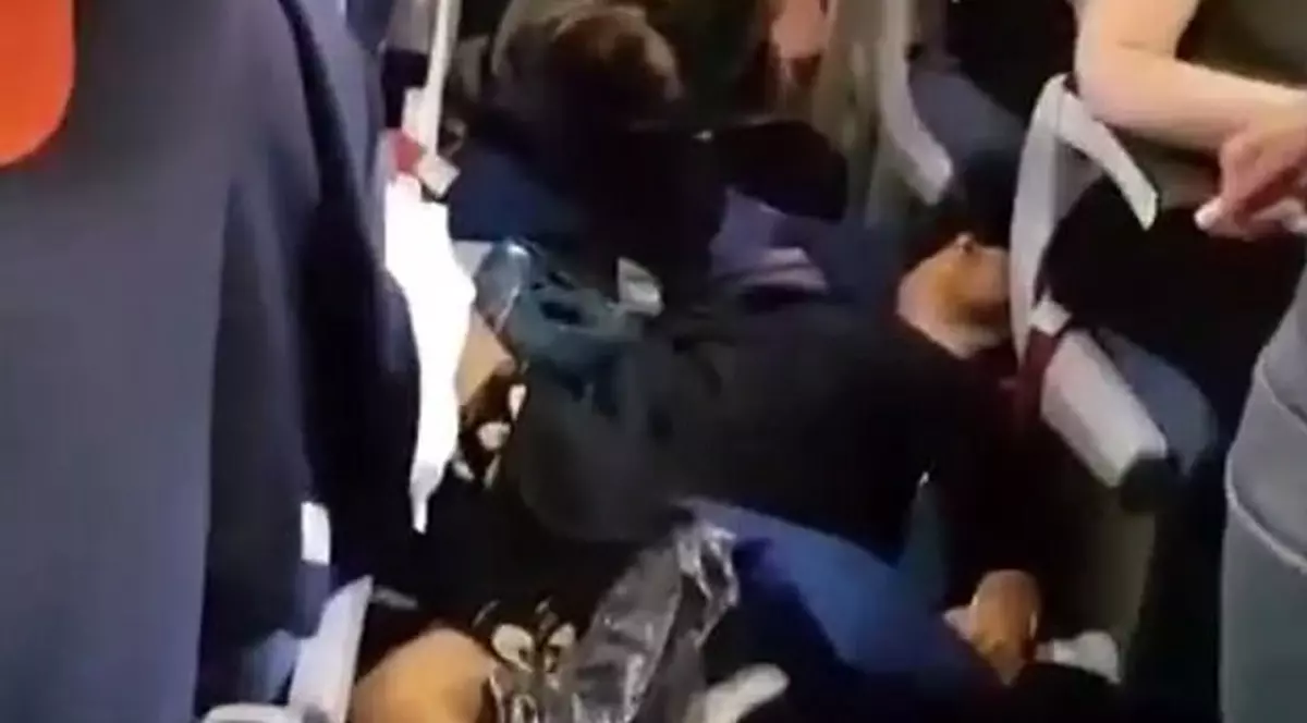 Aproximativ 20 de pasageri ai unui avion au fost răniți din cauza turbulențelor | VIDEO
