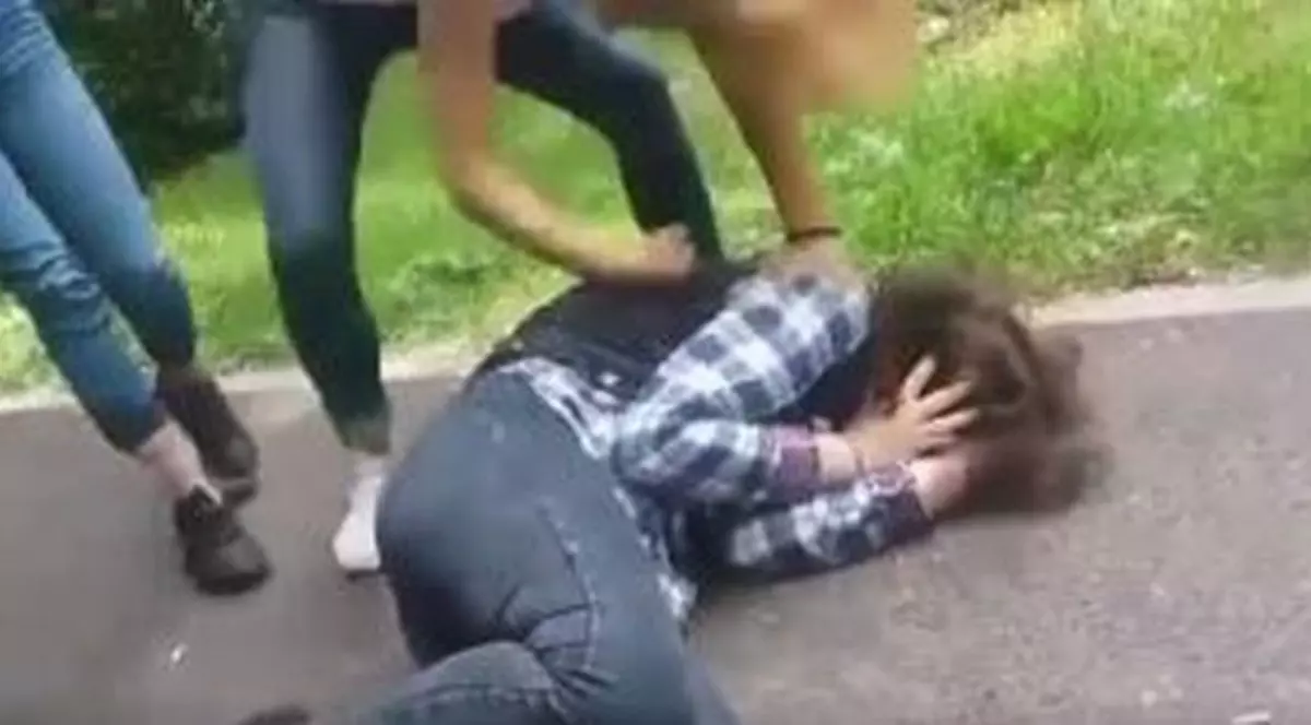 UPDATE: Bătaie șocantă între eleve la Oradea, suprinsă în imagini. Replica tatălui uneia dintre agresoare, după ce a văzut violențele