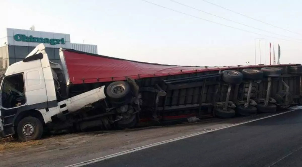 Sute de sticle de bere distruse în urma unui accident de TIR pe DN 2B