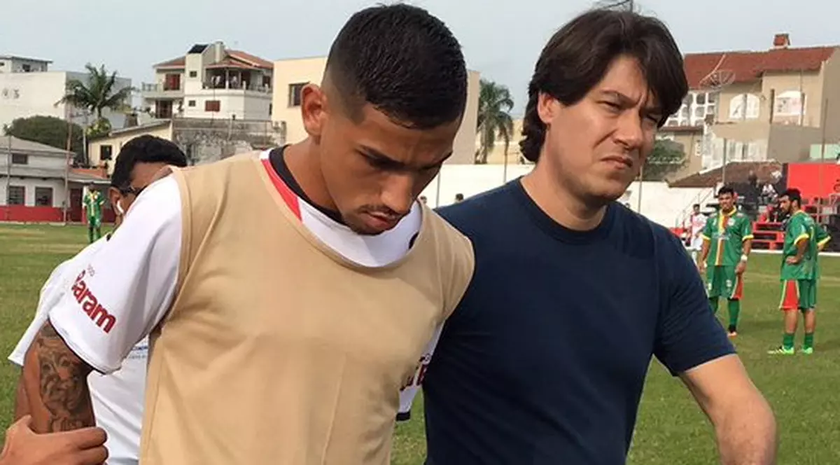 Un fotbalist a fost arestat chiar în timpul meciului! A fost închis pentru sechestrare de persoane și fărădelegi cu carduri!