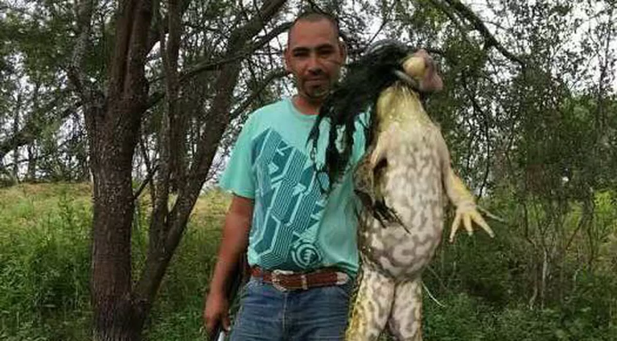 Un american se laudă că a prins o broască imensă