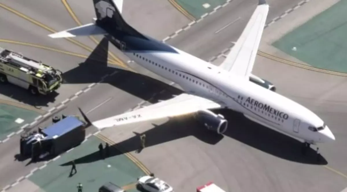 Un camion a fost răsturnat de un avion. Cel puțin opt oameni au fost răniți