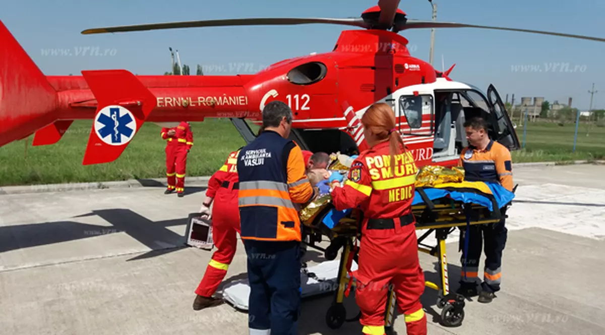 Copil rănit în drum spre grădiniță, în județul Vaslui. Lovit de o dubă, băiețelul a fost transportat cu elicopterul la Iași