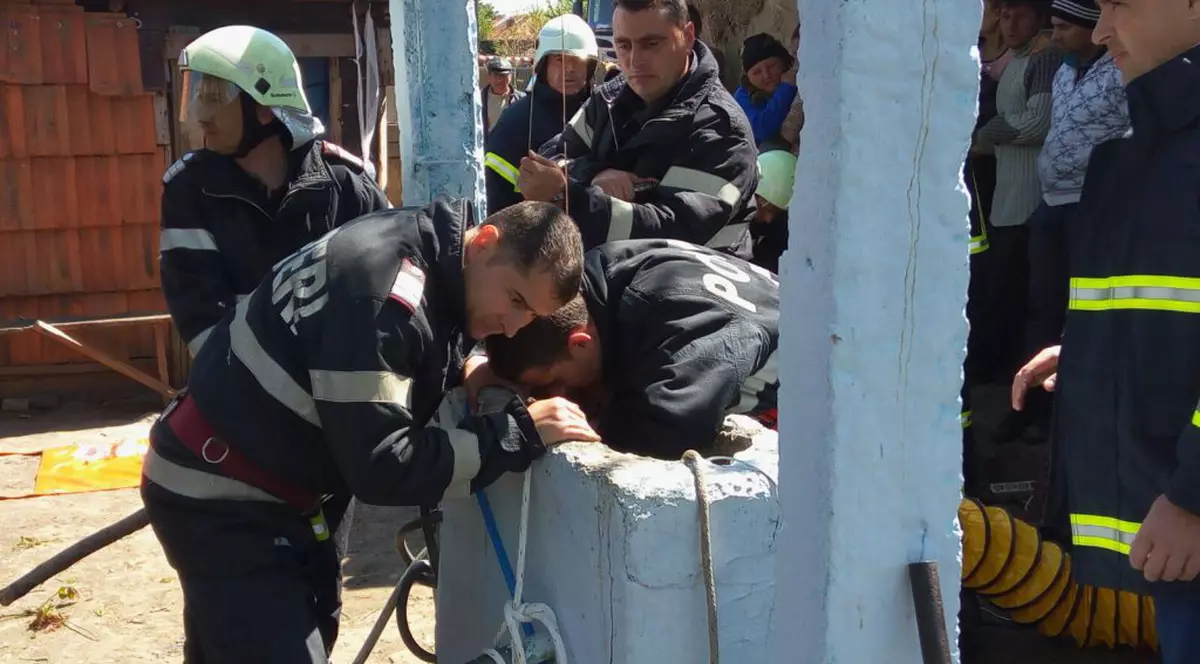 Copil salvat din puț a fost externat. Mama sa a născut în aceeași zi