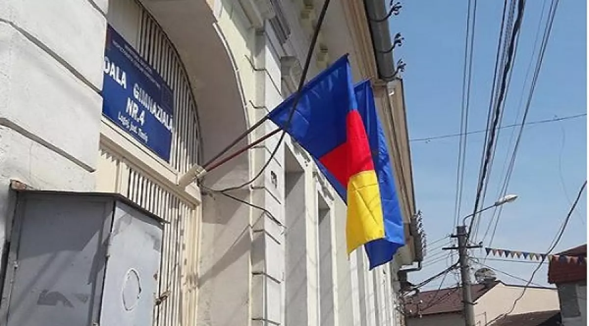 Drapelul României imprimat greșit, arborat la o școală din Lugoj