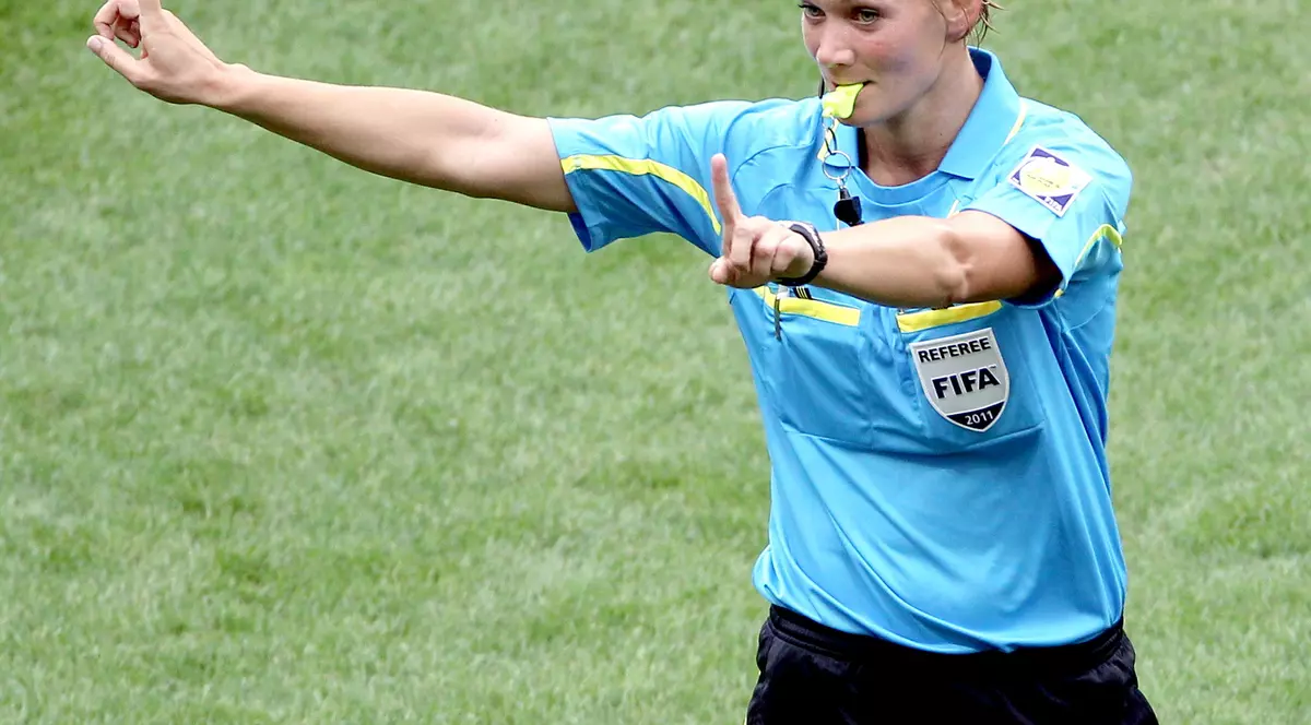 Bibiana Steinhaus va arbitra meciuri din Bundesliga