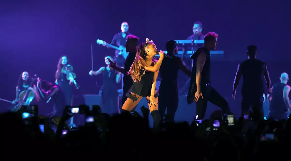 Explozii pe Manchester Arena | Primul mesaj din partea Arianei Grande