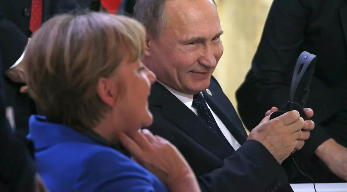 Angela Merkel, prima vizită în Rusia din ultimii doi ani. Cancelarul german a fost primit de Vladimir Putin