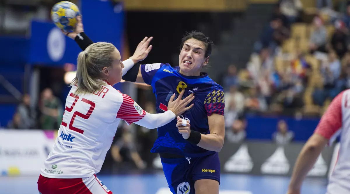 Cristina Neagu (în albastru), în acțiune pentru naționala României. (FOTO: EPA)