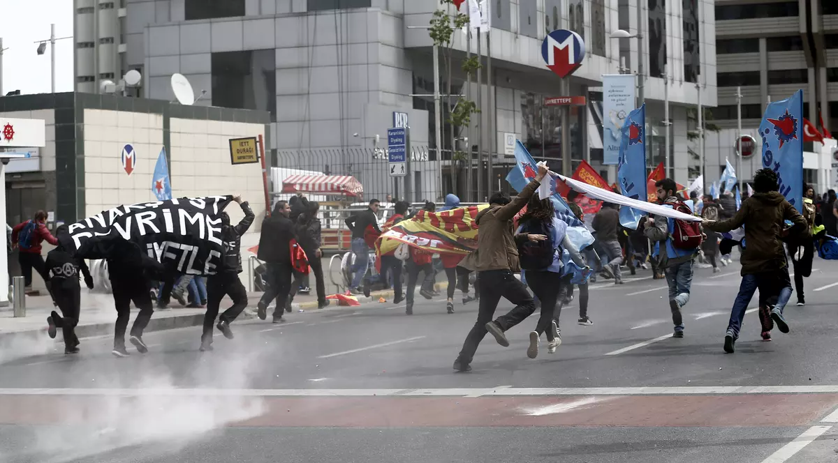 1 mai a fost marcat cu violențe în Turcia și marșuri în Grecia | FOTO