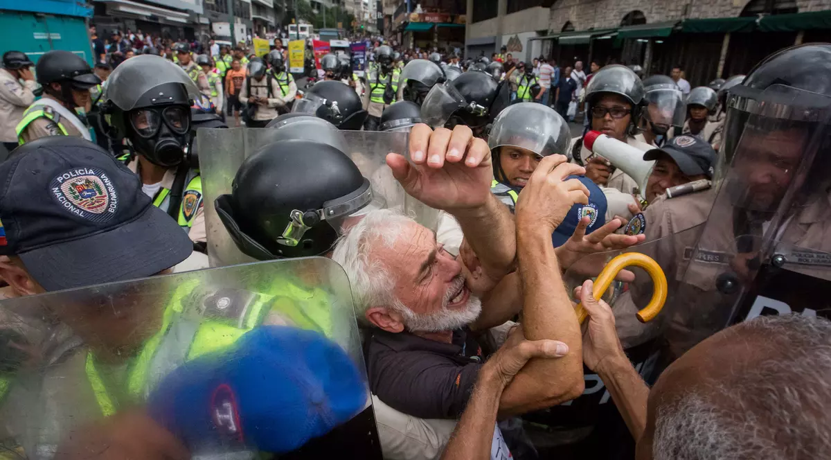 Criza din Venezuela | Mii de bătrâni au ieșit în stradă pentru a protesta. Oamenii s-au ciocnit cu forțele de ordine