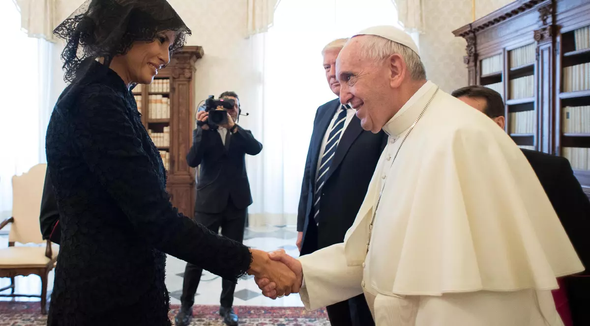 Papa Francisc a glumit cu Melania Trump. Ce daruri i-a făcut Suveranul Pontif președintelui american | VIDEO