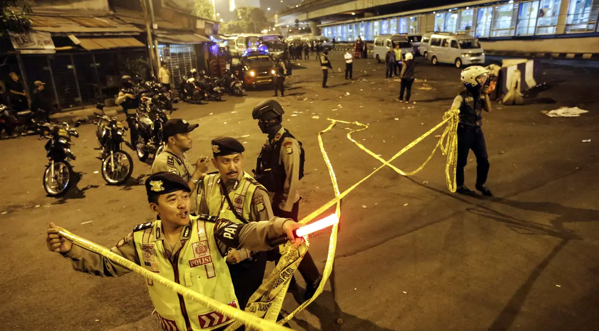 Dublu atentat sinucigaș în Jakarta, capitala Indoneziei. Mai multe victime