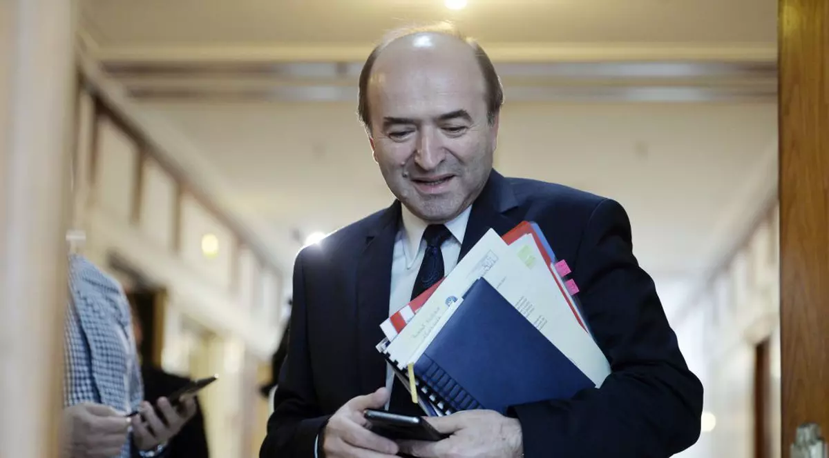 UPDATE. Tudorel Toader a publicat lista persoanelor care au vizitat arhiva SIPA. Cine se află pe listă / VIDEO