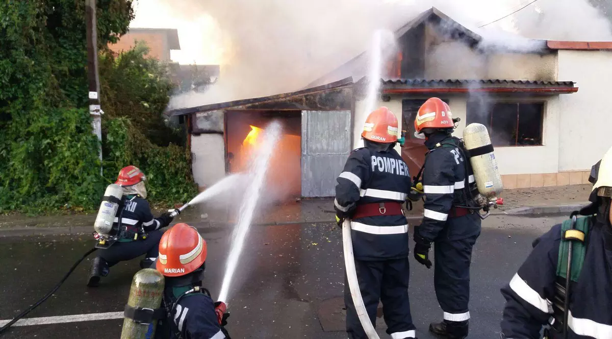 FOTO/ Incendiu la o casă și la un centru de încărcat butelii din Chitila. O persoană este grav rănită