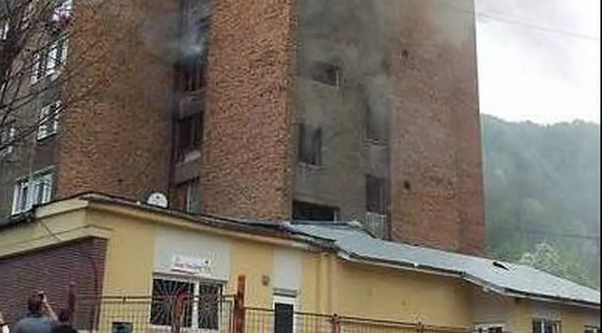 Incendiu de proporții în Petrila. Zeci de persoane au fost evacuate