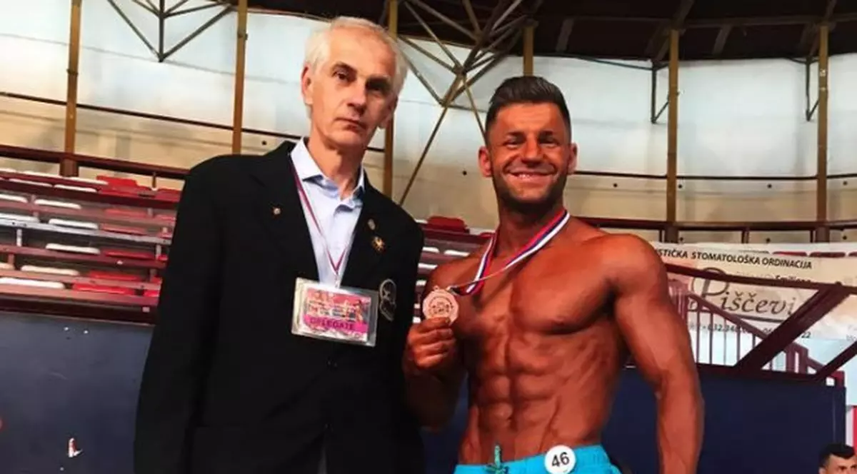 Jandarmul din Bistrița care este campion la fitness și culturism. Alexandru Sucutărdean a câștigat medalia de aur în Serbia