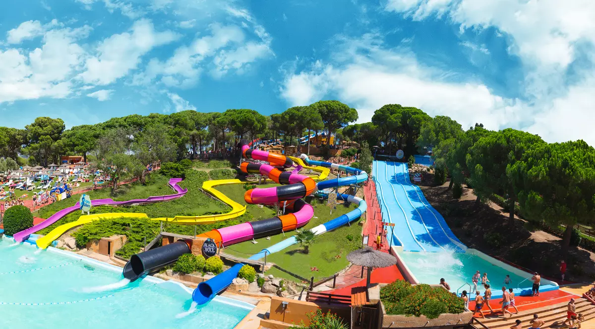(P) Distracții cu piticii în parcurile acvatice din Costa Brava