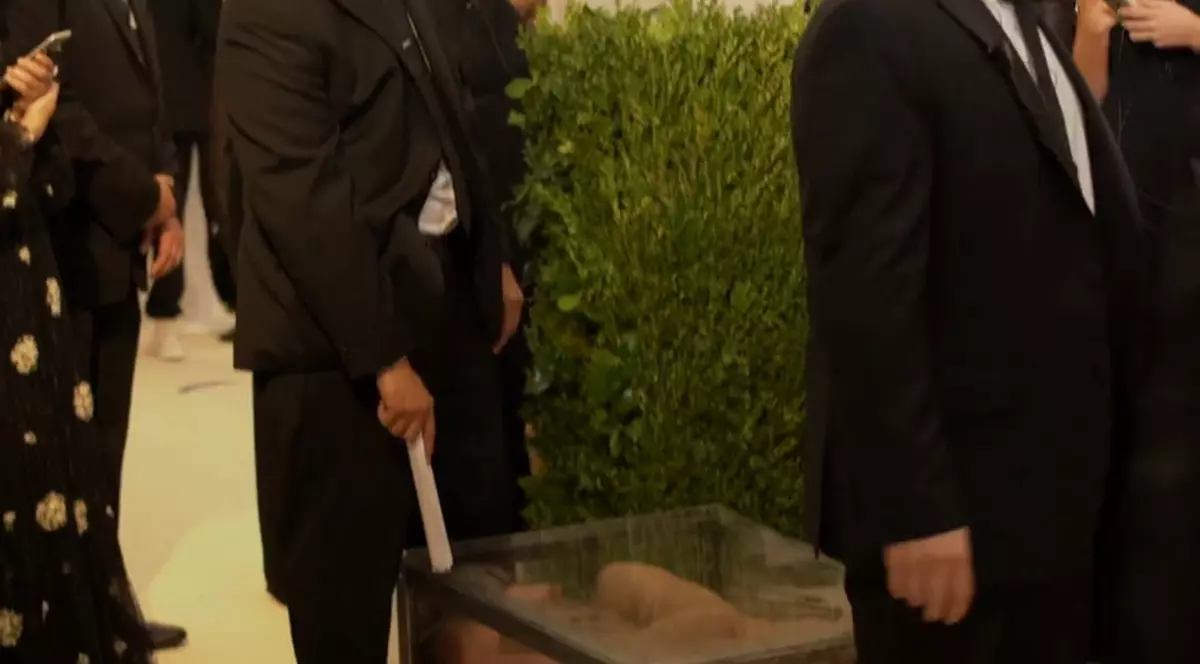 VIDEO| Artist arestat după ce a apărut dezbrăcat într-o cutie de sticlă pe covorul roșu de la MET Gala 2017