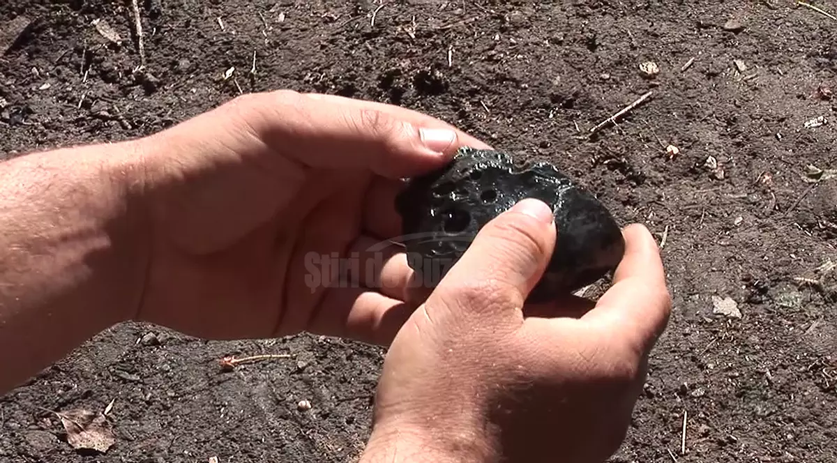 Bucată de meteorit descoperit într-o grădină din Buzău