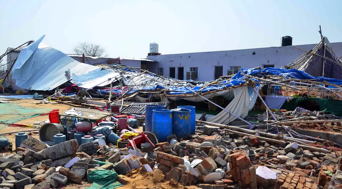 zid prăbușit peste nuntași în India