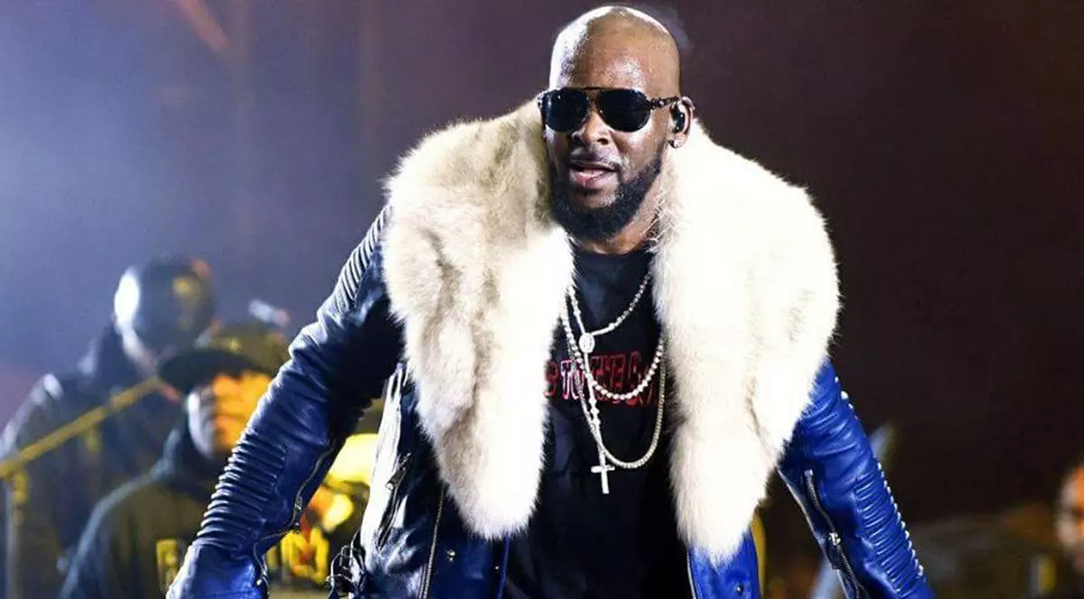 R Kelly, dat în judecată