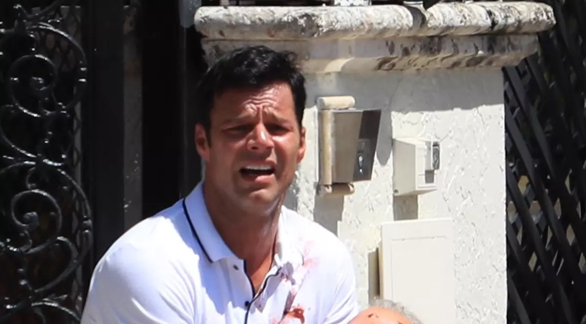 Imaginile cutremurătoare care au făcut înconjurul lumii. Ricky Martin strânge la piept trupul neînsuflețit al iubitului său