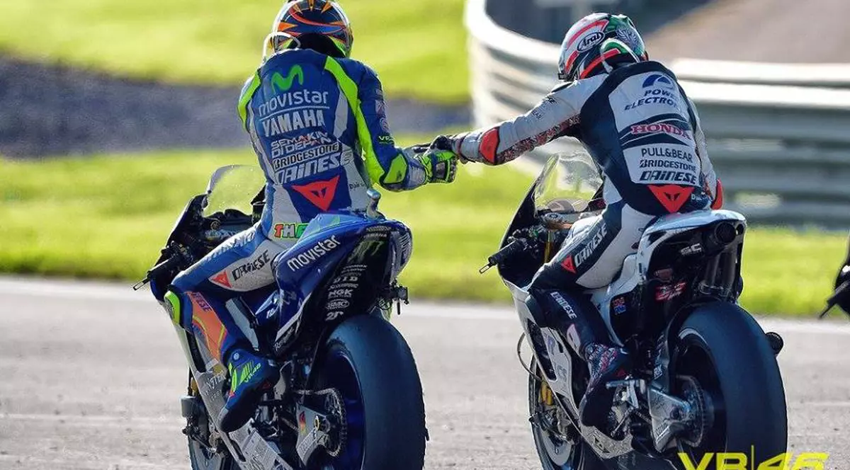 Multiplul campion mondial MotoGP, Valentino Rossi, despre Nicky Hayden: „Suntem cu toții alături de tine”