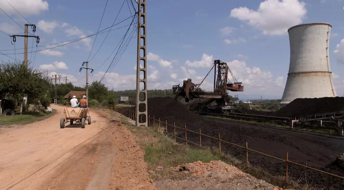 EXCLUSIV/ Drama bătrânilor din Runcurel. Satul de olteni care nu vor să se mute, deși va fi înghițit de trei mine de cărbune