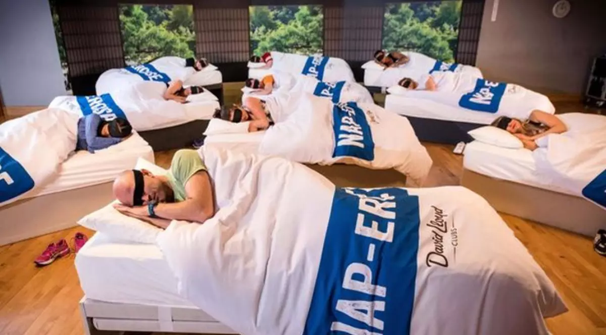 O sală de fitness din Marea Britanie a lansat o nouă clasă, în cadrul căreia clienții… dorm