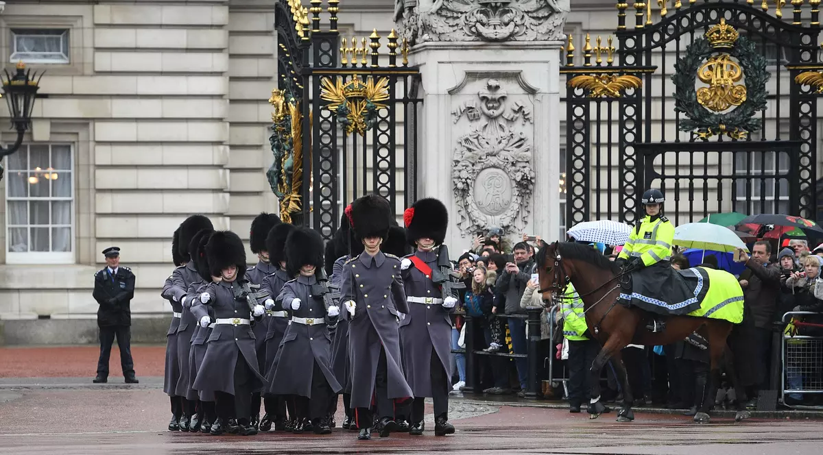 Bărbat arestat în fața Palatului Buckingham