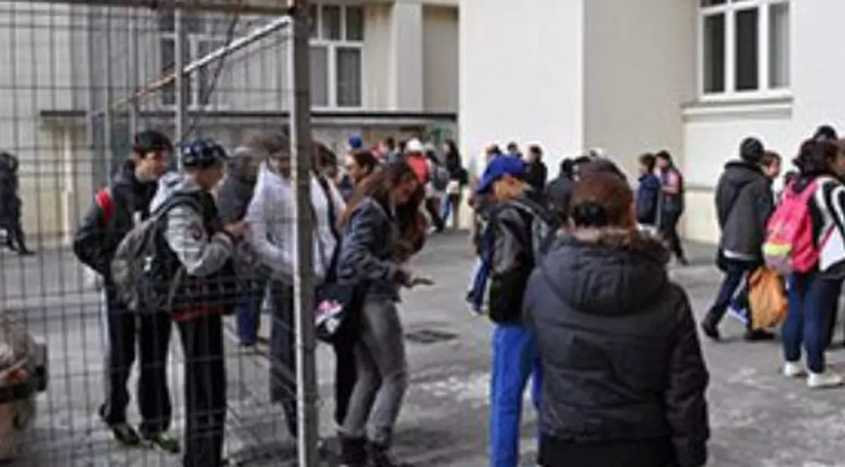 Școlile din Capitală au avut, în medie, aproape un caz de violență în fiecare zi, din septembrie 2016 până în iunie 2017. Cele mai multe cazuri de violență au fost atacuri la persoană. Nu doar elevii au fost protagoniștii actelor de violență, ci și unii profesori.