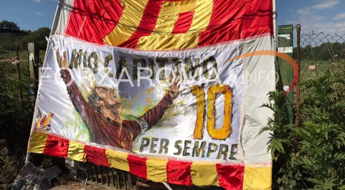 Francesco Totti se retrage. ”Ziua T” în fotbalul mondial. ”Il Capitano” lasă fotbalul, după o viață închinată Romei! Banner de 130 de metri la Trigoria