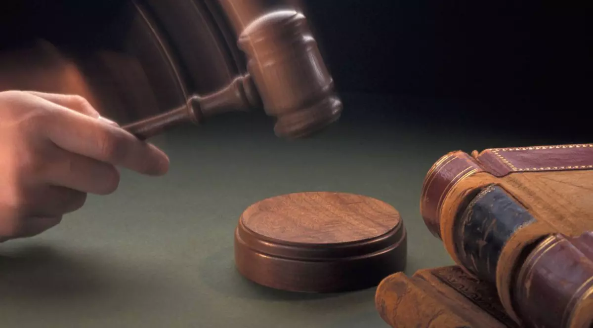 O italiancă fostă studentă la Universitatea de Vest ”Vasile Goldiș” din Arad a fost condamnată de Tribunalul Arad la doi ani și jumătate de închisoare cu suspendare în dosarul ”Diplome de licență fără studii”. Fosta studentă, judecată pentru că a dat mită unor profesori, a semnat un acord de recunoaștere a vinovăției.