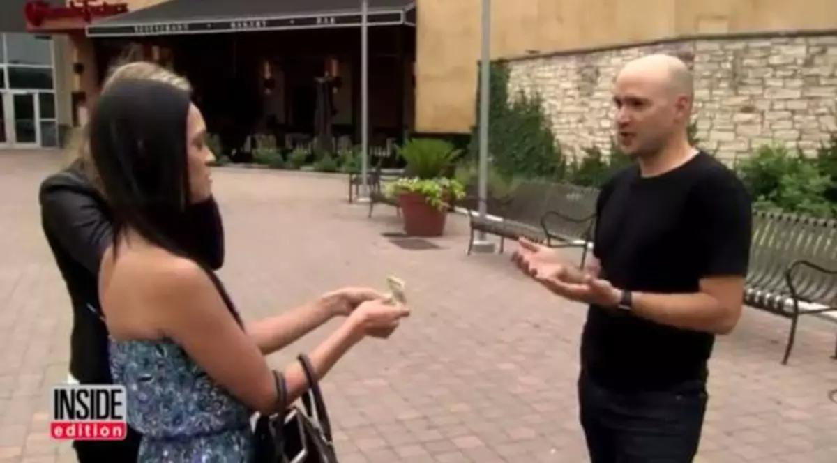 Un bărbat a dat în judecată o femeie, care a început să tasteze pe telefon în timpul întâlnirii