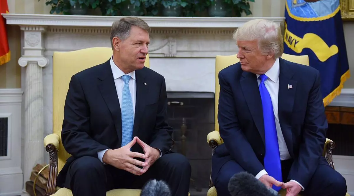 Donald Trump s-a uitat de jos în sus la Klaus Iohannis. Preşedintele roman este printre puţinii lideri ai lumii mai înalţi decât şeful de la Casa Albă