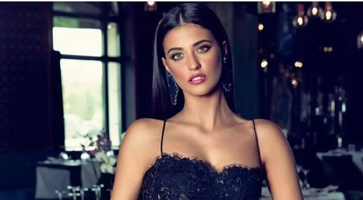 Antonia a încins atmosfera într-o rochie transparentă