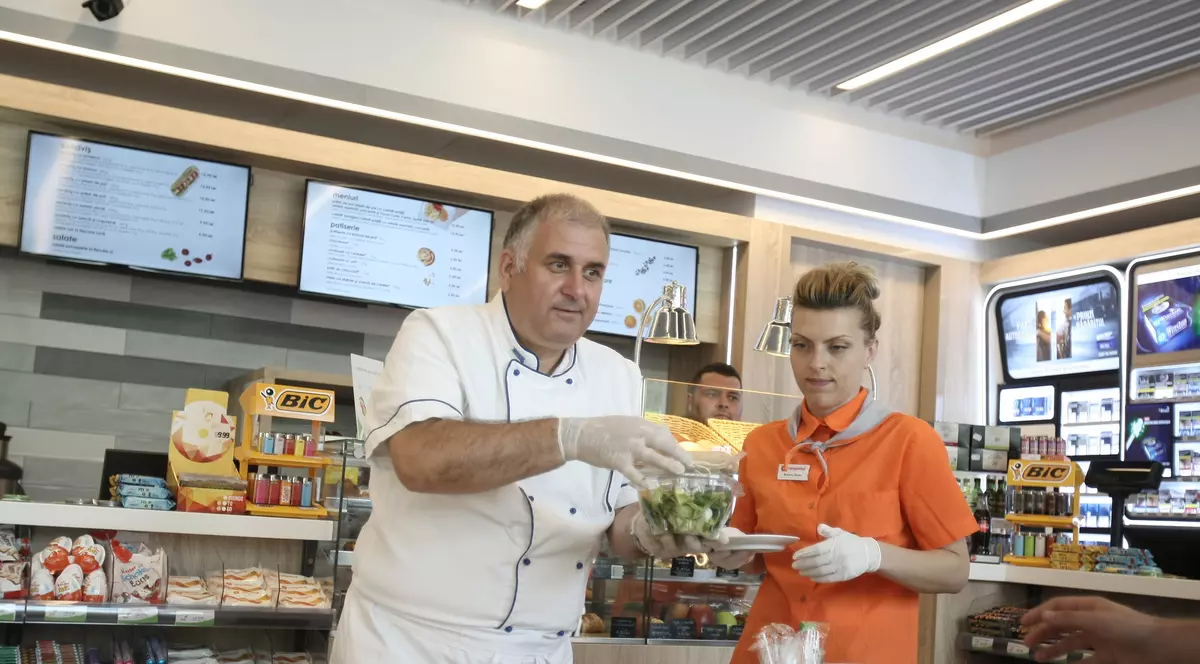 Hei, maestrul bucatar Horia Virlan a gatit la benzinarie! S-a descoperit salata perfecta