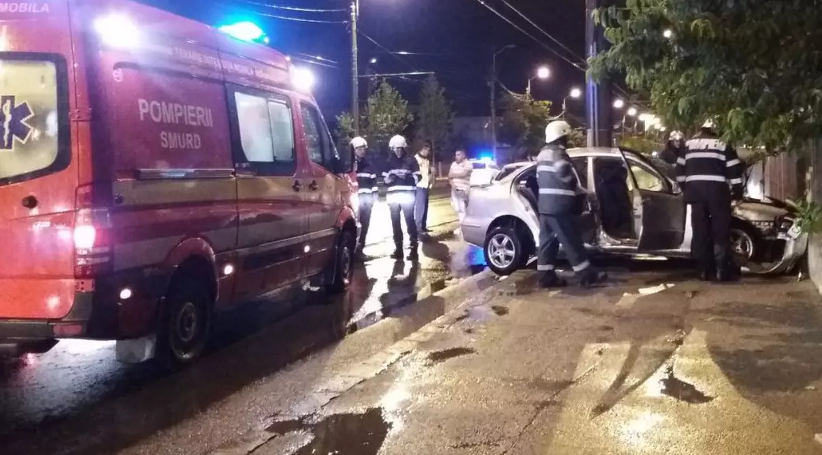 Accident în Cluj din cauza vitezei. Trei tineri, printre care o adolescentă de 16 ani, răniți grav