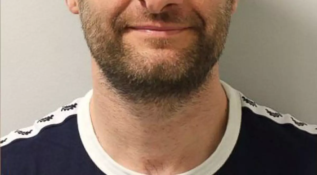 a lovit o tânără musulmană cu bacon