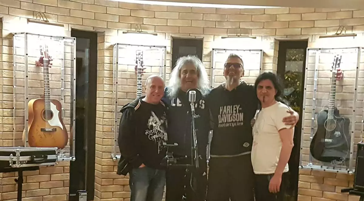 EXCLUSIV/ Istoria rockului românesc, în sufrageria lui Hrubaru! Ce obiecte ”a rechiziționat” de la cei mai cunoscuți artiști ai genului