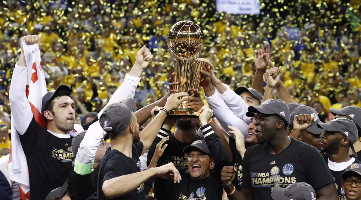 Baschetbaliștii echipei Golden State Warriors, cu trofeul de campioni ai NBA. (FOTO: EPA)