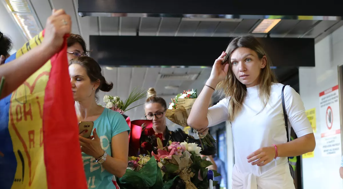 Halep a ajuns în București. ”Sunt supărată. Am crezut că vine sfârșitul lumii”! Finalista de la Roland Garros n-a fost primită cu fast. Fără cupă, no party! Imagini și de la revenirea de acum 3 ani! GALERIE FOTO